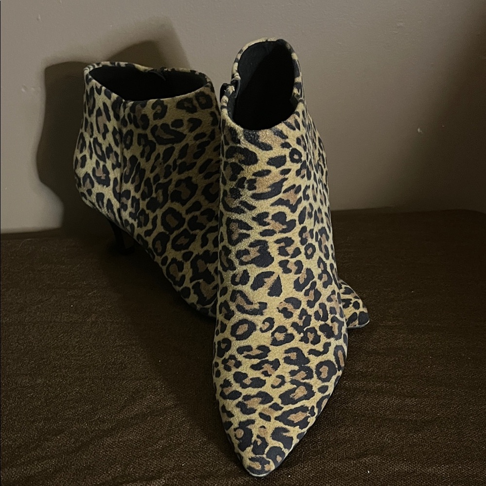 😄Clark’s animal print ankle boots heels leather 6M